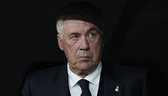 Carlo Ancelotti advises Real Madrid players ahead of the UCL Final